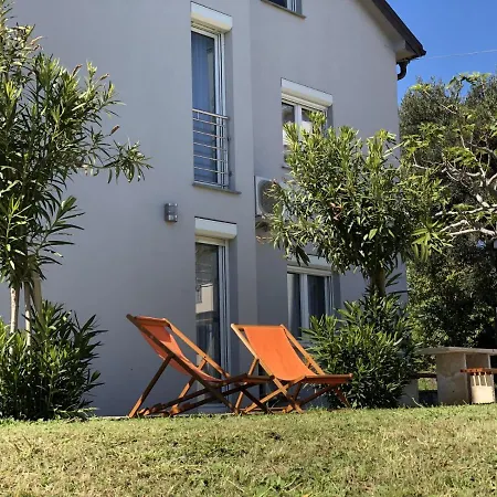 In With Seaview, Terrace, Air Condition, Wifi Apartman Sukosan