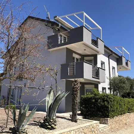 In With Seaview, Terrace, Air Condition, Wifi Apartman Sukosan