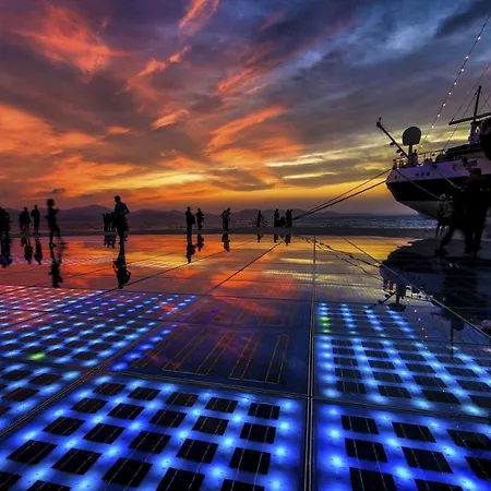 In With Seaview, Terrace, Air Condition, Wifi Apartman Sukosan