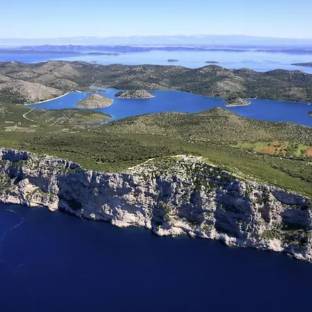 In With Seaview, Terrace, Air Condition, Wifi Apartman Sukosan