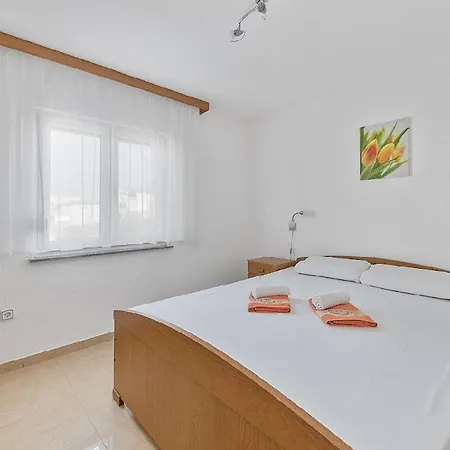 In With Seaview, Terrace, Air Condition, Wifi Apartment *