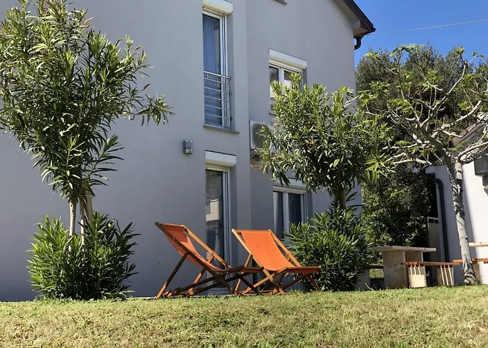 In With Seaview, Terrace, Air Condition, Wifi Apartman Sukosan