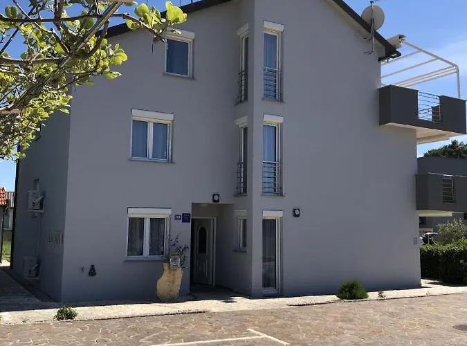 In With Seaview, Terrace, Air Condition, Wifi Apartman *