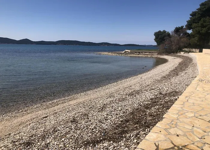 In With Seaview, Terrace, Air Condition, Wifi Apartman Sukosan