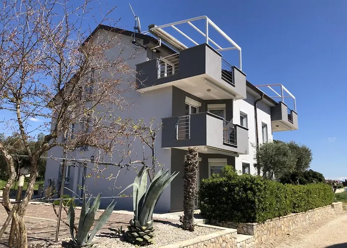 In With Seaview, Terrace, Air Condition, Wifi Apartman Sukosan