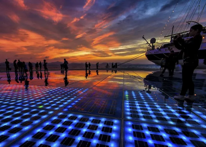 In With Seaview, Terrace, Air Condition, Wifi Apartman Sukosan