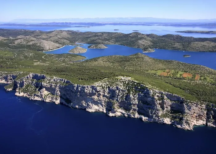 In With Seaview, Terrace, Air Condition, Wifi Apartman Sukosan