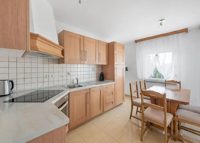 In With Seaview, Terrace, Air Condition, Wifi Apartman *