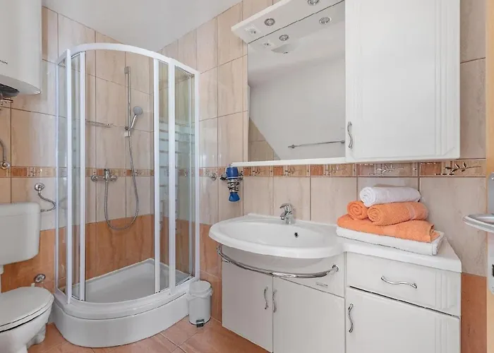 In With Seaview, Terrace, Air Condition, Wifi Apartman *